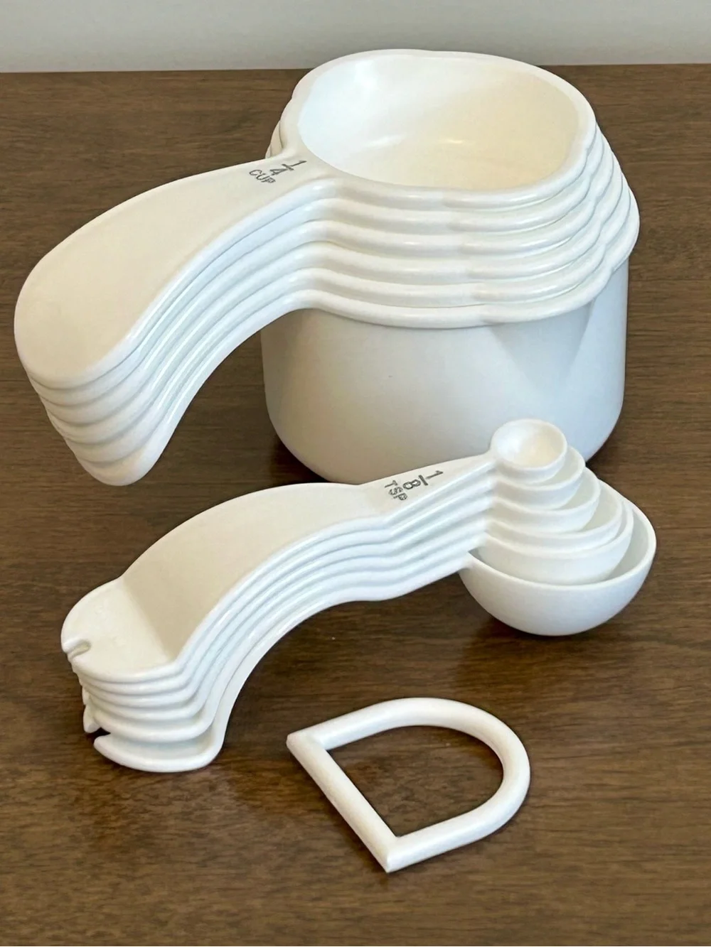 TUPPERWARE CURVED HANDLE WHITE MEASURING CUPS AND SPOONS